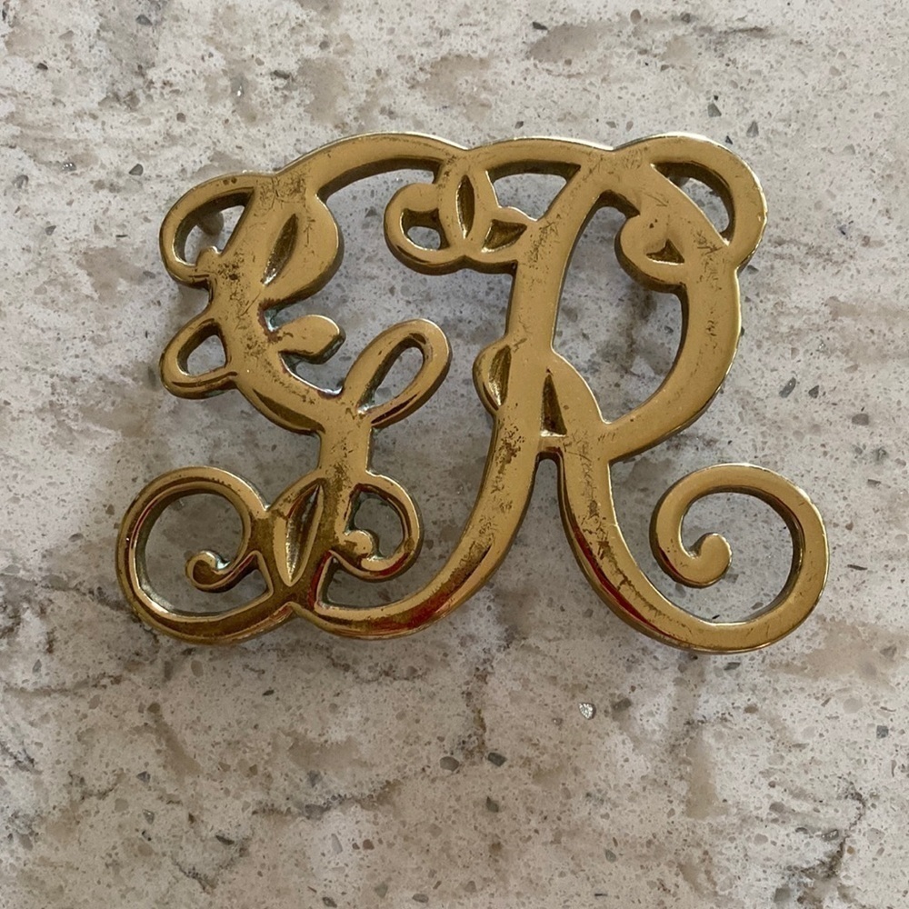 VINTAGE~SMALL BRASS TRIVET~KING GEORGE~VIRGINIA METALCRAFTERS~WILLIAMSBURG~
BRD